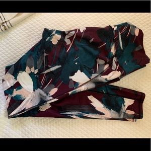Abstract flower pattern leggings
